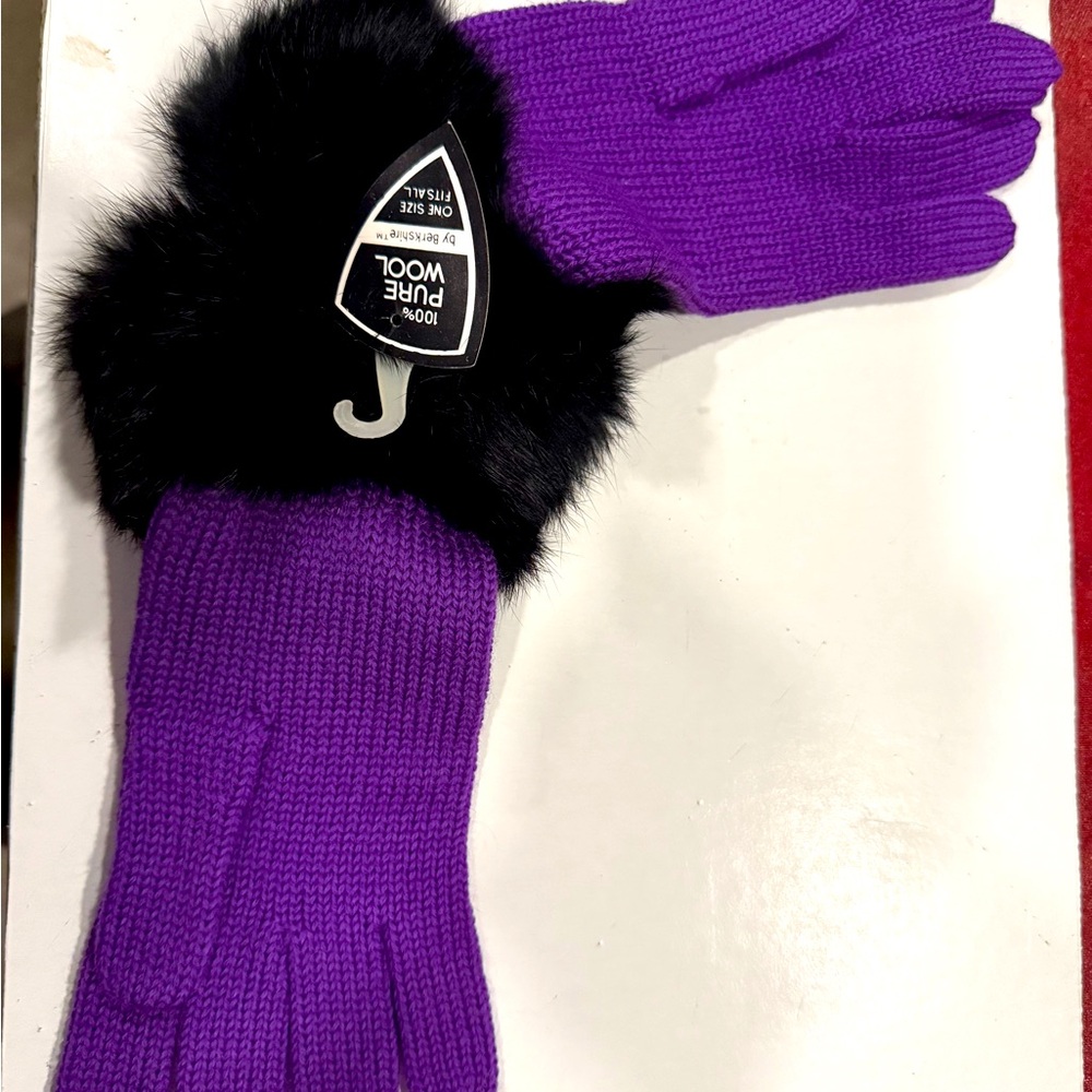 NWT Wool gloves with fur trim, Purple